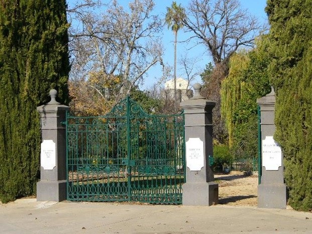 Queen Mary Garden Gates.jpg