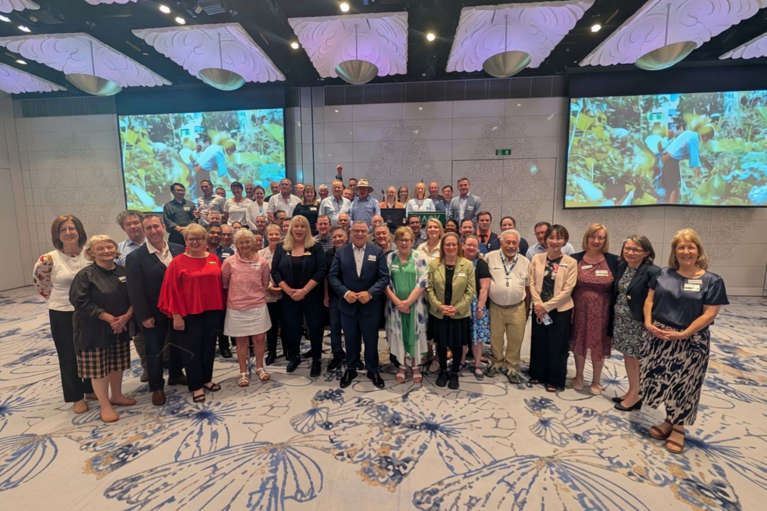Mayors, councillors and representatives of councils advocating for flexbility for glass recycling V2.png